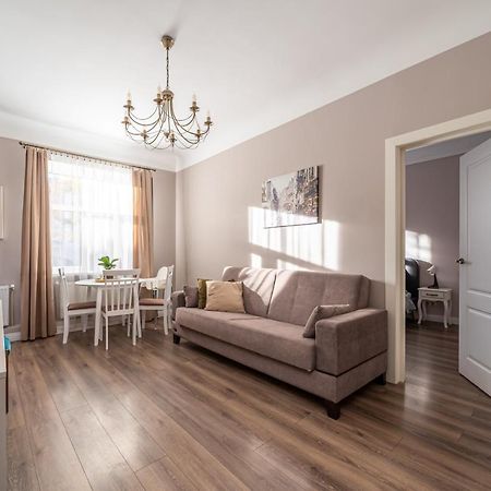 Stylish Latvian Classic 1-Bedroom Apartment Near City Center, Parks & Public Transport Links Рига Екстер'єр фото