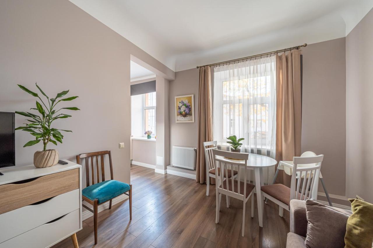 Stylish Latvian Classic 1-Bedroom Apartment Near City Center, Parks & Public Transport Links Рига Екстер'єр фото