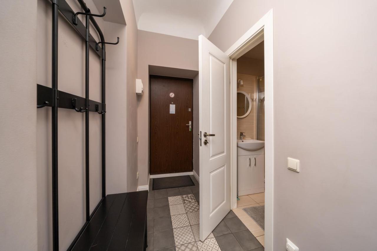 Stylish Latvian Classic 1-Bedroom Apartment Near City Center, Parks & Public Transport Links Рига Екстер'єр фото