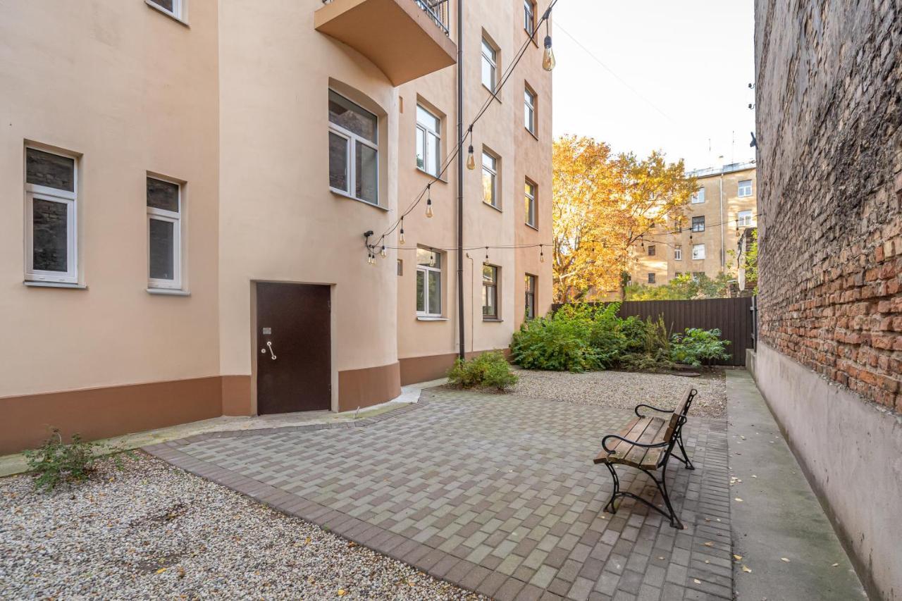 Stylish Latvian Classic 1-Bedroom Apartment Near City Center, Parks & Public Transport Links Рига Екстер'єр фото