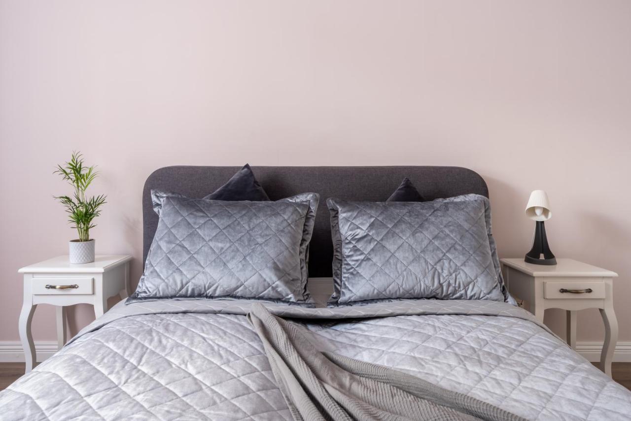 Stylish Latvian Classic 1-Bedroom Apartment Near City Center, Parks & Public Transport Links Рига Екстер'єр фото
