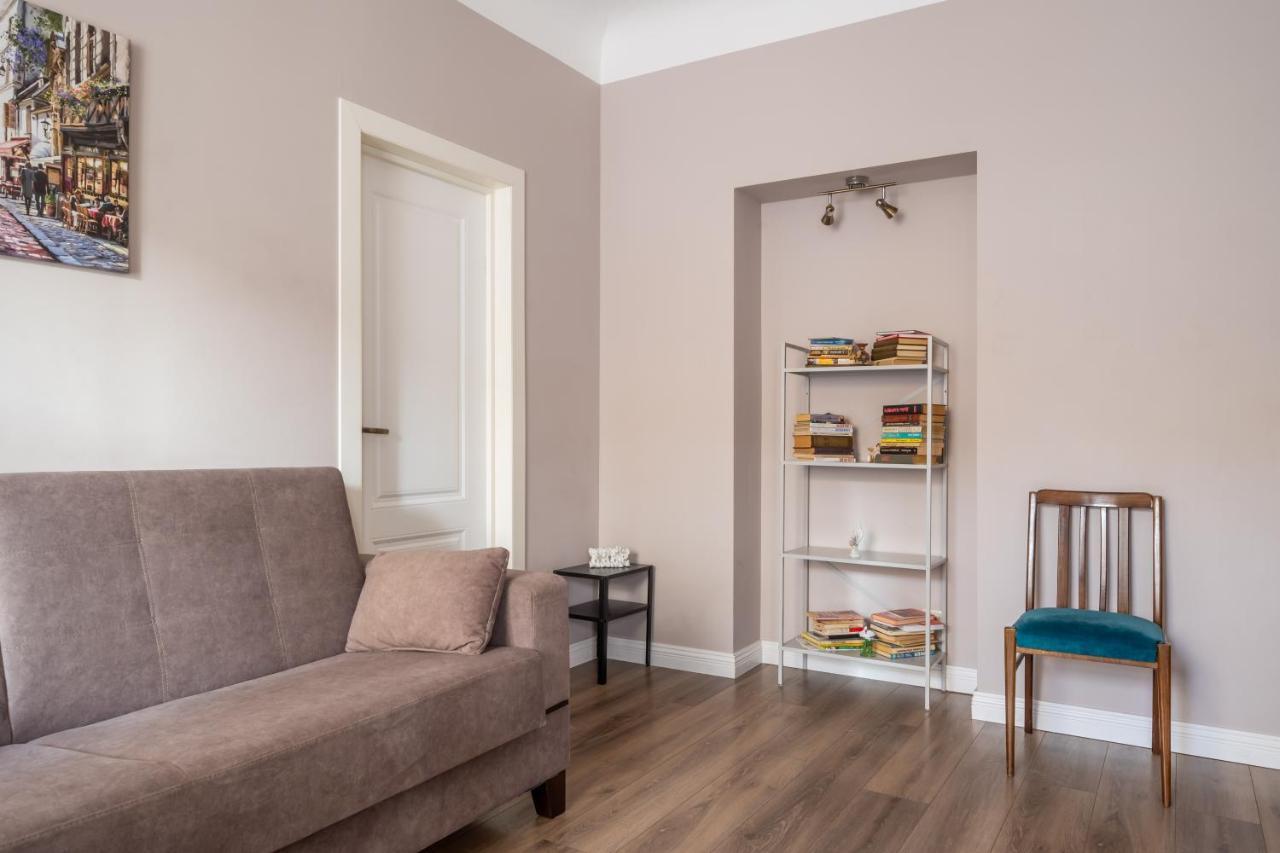 Stylish Latvian Classic 1-Bedroom Apartment Near City Center, Parks & Public Transport Links Рига Екстер'єр фото